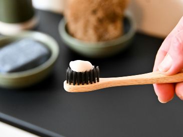 Una nueva prueba con cepillo desarrollada en el Reino Unido detecta el cáncer oral en una hora con 96% de precisión. Este avance evitará miles de biopsias dolorosas, ofreciendo un diagnóstico rápido y sin molestias. Unsplash