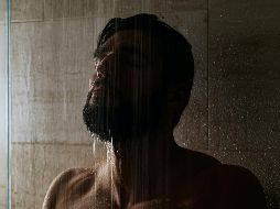 Muchas personas deciden bañarse con agua caliente todos los días. UNSPLASH / V. FURTUNA