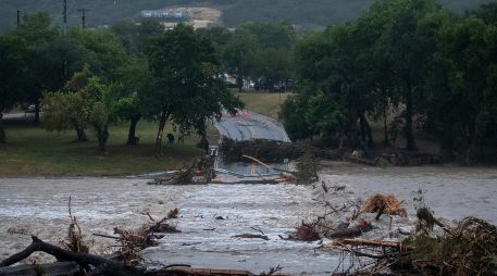 Hasta 74 centímetros de lluvia cayeron en los últimos tres días en el condado de Uvalde, una de las regiones texanas más afectadas. AP/J. Juárez