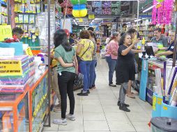 Antes de comprar útiles nuevos, checa bien cuáles de ellos pueden reutilizarse para el próximo ciclo escolar: ¡hay cuadernos, plumas, lápices, tijeras y otros artículos que aún aguantan! EL INFORMADOR/ARCHIVO