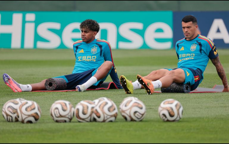 Lamine Yamal y Pedro Porro durante el entrenamiento de la Selección Española. EFE