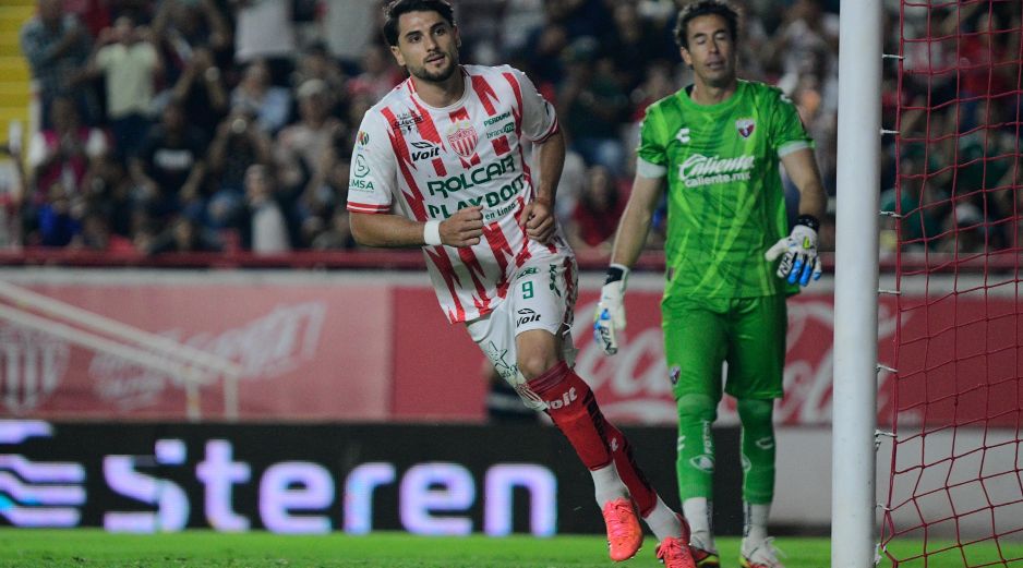 El auténtico “padre de los clásicos” redactó una nueva e ilustre página en el césped del Estadio Victoria. Imago7.