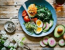 Una dieta equilibrada puede ayudar a mantener estable la glucosa y favorecer una mejor sensibilidad a la insulina. Estos son algunos de los alimentos más recomendados por especialistas en nutrición. CANVA