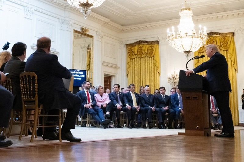 El presidente Donald Trump habla en el Salón Este de la Casa Blanca. EFE / S. Loeb  / AP