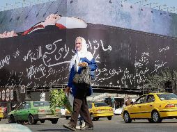 Un afiche monumental en Teherán mostrando a Donald Trump dentro de un féretro forma parte de la propaganda antiestadounidense que se puede observar en la capital iraní. AFP
