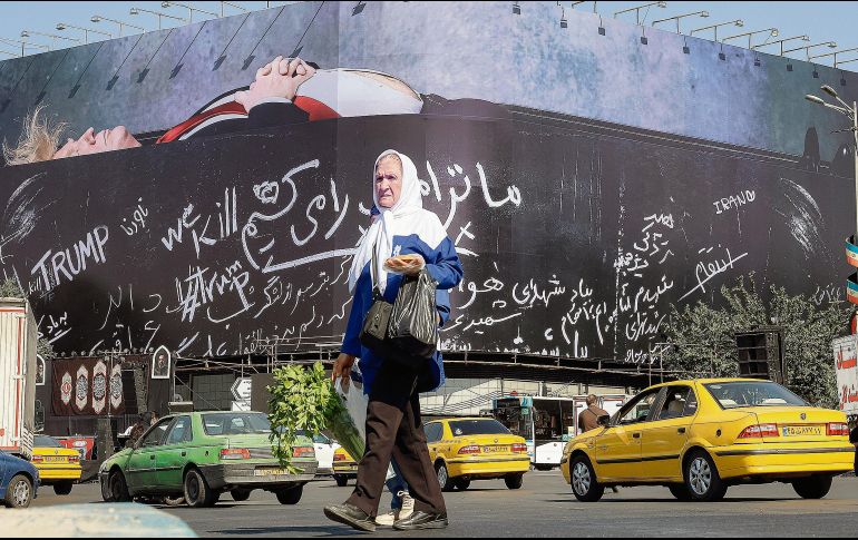 Un afiche monumental en Teherán mostrando a Donald Trump dentro de un féretro forma parte de la propaganda antiestadounidense que se puede observar en la capital iraní. AFP