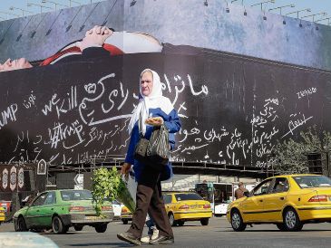 Un afiche monumental en Teherán mostrando a Donald Trump dentro de un féretro forma parte de la propaganda antiestadounidense que se puede observar en la capital iraní. AFP