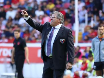Miguel "Piojo" Herrera reclamó con vehemencia las decisiones arbitrales tras la remontada de Necaxa. IMAGO7/R. Dávila
