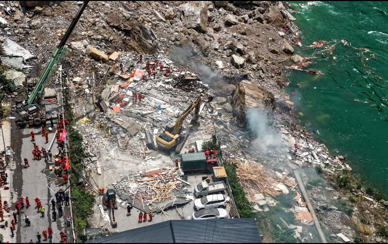 Vista aérea tomada con un dron el 17 de julio de 2026 del sitio de un derrumbe de una montaña provocado por las lluvias a lo largo de una sección del río Wujiang, en la municipalidad de Chongqing, en el suroeste de China. Xinhua/H. Wei