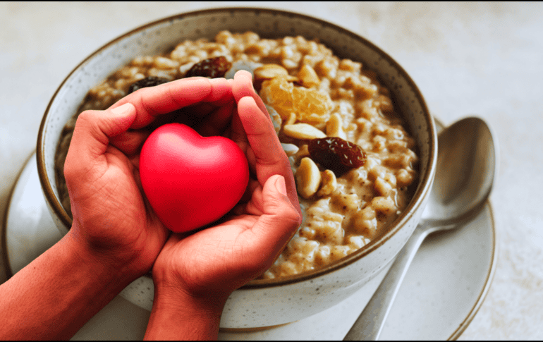 Los potentes antioxidantes únicos presentes en la avena, llamados avenantramidas, ayudan a dilatar los vasos sanguíneos, reduciendo la inflamación y mejorando la presión arterial. ESPECIAL / CANVA