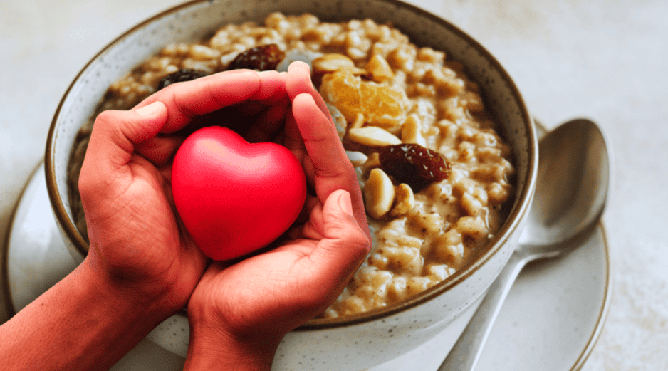 Los potentes antioxidantes únicos presentes en la avena, llamados avenantramidas, ayudan a dilatar los vasos sanguíneos, reduciendo la inflamación y mejorando la presión arterial. ESPECIAL / CANVA