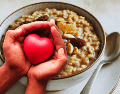 Los potentes antioxidantes únicos presentes en la avena, llamados avenantramidas, ayudan a dilatar los vasos sanguíneos, reduciendo la inflamación y mejorando la presión arterial. ESPECIAL / CANVA