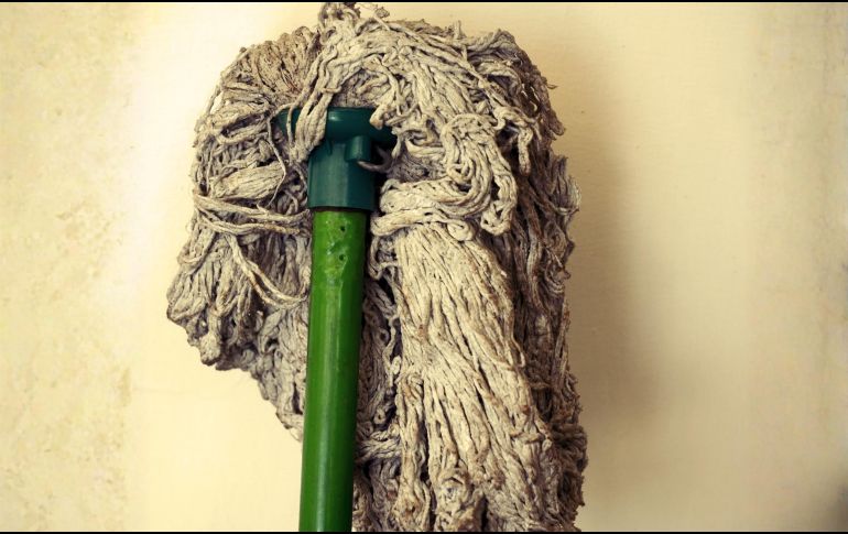 Uno de los mayores inconvenientes del trapeador es que suele acumular malos olores, suciedad y pelos, especialmente cuando se utiliza a diario para el mantenimiento de la casa. ESPECIAL / CANVA