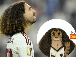 El simpático felino de Cucurella aparece en la pantalla sosteniendo y agitando el estandarte. IMAGO7/ARCHIVO