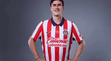 El crecimiento que tuvo durante la última temporada hacía pensar que podría estrenar nuevo número. X/@Chivas