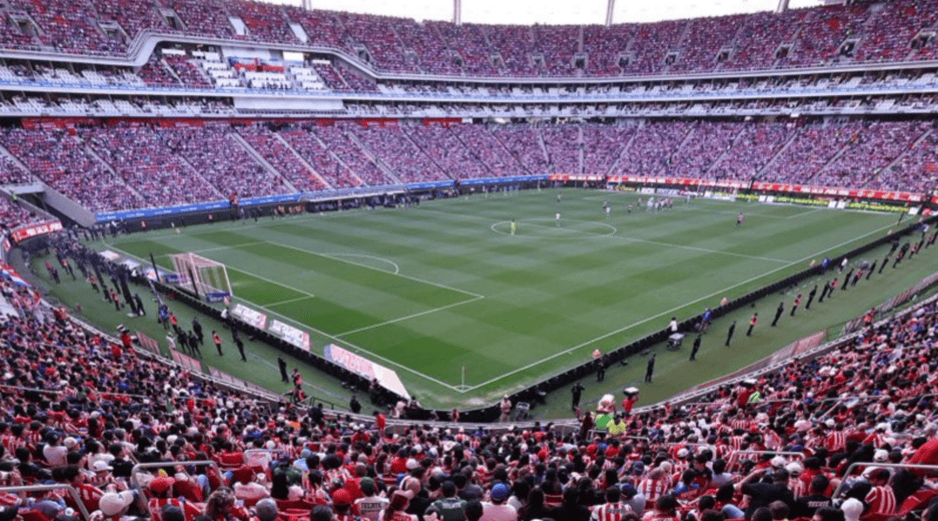 Los aficionados podrán recibir estos artículos al ingresar al estadio en las escaleras. X/Chivas