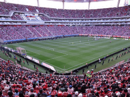 Los aficionados podrán recibir estos artículos al ingresar al estadio en las escaleras. X/Chivas