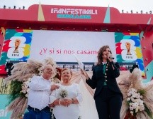 Verónica Delgadillo entregó de manera simbólica las actas de matrimonio a 15 parejas. AYUNTAMIENTO DE GUADALAJARA