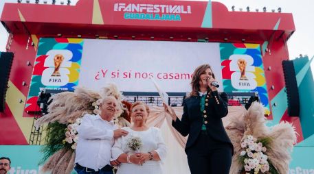 Verónica Delgadillo entregó de manera simbólica las actas de matrimonio a 15 parejas. AYUNTAMIENTO DE GUADALAJARA