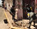 Integrantes de la Guardia Nacional remueven escombros provocados por el sismo de 7.4 registrado este viernes, en Tapachula, Chiapas. EFE/J. Blanco