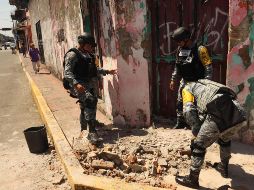 Integrantes de la Guardia Nacional remueven escombros provocados por el sismo de 7.4 registrado este viernes, en Tapachula, Chiapas. EFE/J. Blanco
