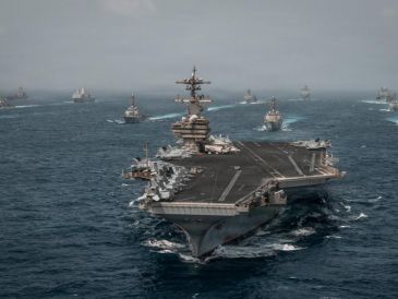 Fotografía difundida por el Centcom de buques de guerra de la Armada de EU desplegados en Medio Oriente. EFE/Cetcom
