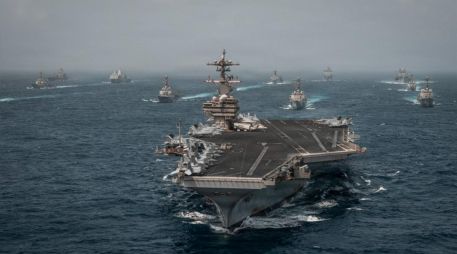 Fotografía difundida por el Centcom de buques de guerra de la Armada de EU desplegados en Medio Oriente. EFE/Cetcom