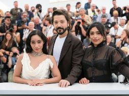 La actriz Anna Díaz, el actor y director Diego Luna y la actriz Adriana Paz posan durante la presentación de la película “Ceniza en la Boca”, en el Festival de Cine de Cannes en Cannes, en mayo de 2026. AFP