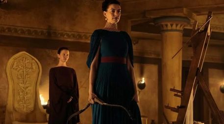 Anne Hathaway, en su brillante papel de Penélope, demuestra que la inteligencia es un arma tan letal como cualquier espada. ESPECIAL