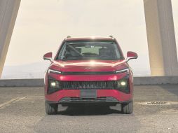 La JAC 4 2027 estrena un frontal completamente renovado con faros LED, nueva parrilla y rines de 18 pulgadas. CORTESÍA