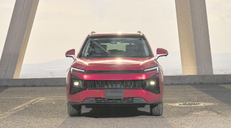 La JAC 4 2027 estrena un frontal completamente renovado con faros LED, nueva parrilla y rines de 18 pulgadas. CORTESÍA