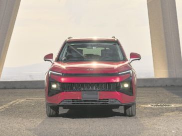 La JAC 4 2027 estrena un frontal completamente renovado con faros LED, nueva parrilla y rines de 18 pulgadas. CORTESÍA