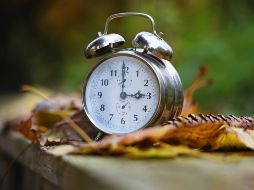 Numerosos estudios indican que suprimir los cambios estacionales de hora reduce el riesgo de infartos, accidentes de tráfico y problemas metabólicos. ESPECIAL / CANVA