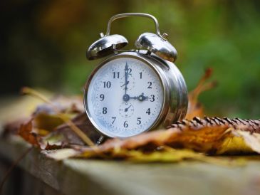 Numerosos estudios indican que suprimir los cambios estacionales de hora reduce el riesgo de infartos, accidentes de tráfico y problemas metabólicos. ESPECIAL / CANVA