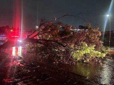 En Zapopan, un auto que circulaba por las avenidas Parres Arias y Las Torres, en la zona de Belenes, fue arrastrado por la corriente en el canal ubicado a espaldas del CUCEA de la Universidad de Guadalajara. ESPECIAL/Protección Civil Zapopan