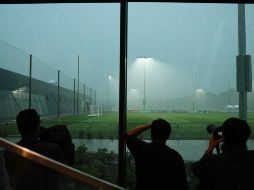 En primera instancia, el entrenamiento fue aplazado minutos antes de su hora de comienzo, con los medios de comunicación esperando la salida de los jugadores al campo de entrenamiento; al final fue suspendido. AFP / P. de Melo Moreira