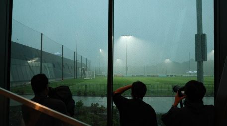 En primera instancia, el entrenamiento fue aplazado minutos antes de su hora de comienzo, con los medios de comunicación esperando la salida de los jugadores al campo de entrenamiento; al final fue suspendido. AFP / P. de Melo Moreira