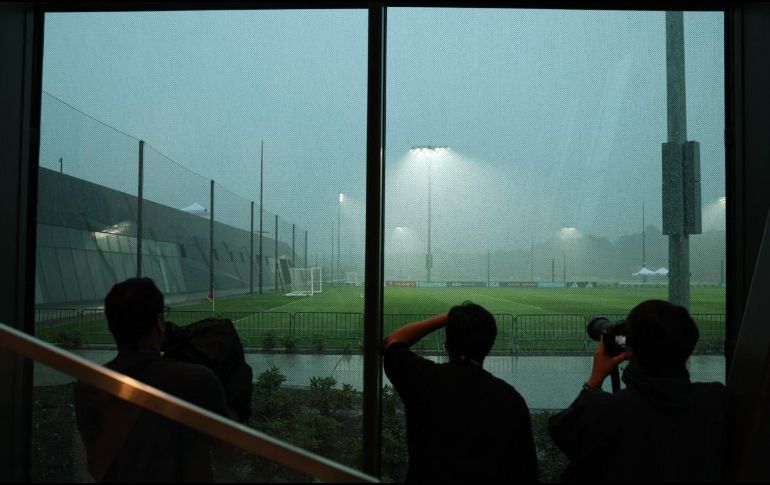 En primera instancia, el entrenamiento fue aplazado minutos antes de su hora de comienzo, con los medios de comunicación esperando la salida de los jugadores al campo de entrenamiento; al final fue suspendido. AFP / P. de Melo Moreira