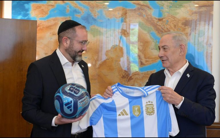 Netanyahu se fotografió junto a Wahnish con una camiseta de la Albiceleste y se grabó también dando un pase de cabeza con un balón de la competición hacia el embajador. EFE/@IsraeliPM