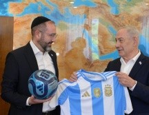 Netanyahu se fotografió junto a Wahnish con una camiseta de la Albiceleste y se grabó también dando un pase de cabeza con un balón de la competición hacia el embajador. EFE/@IsraeliPM