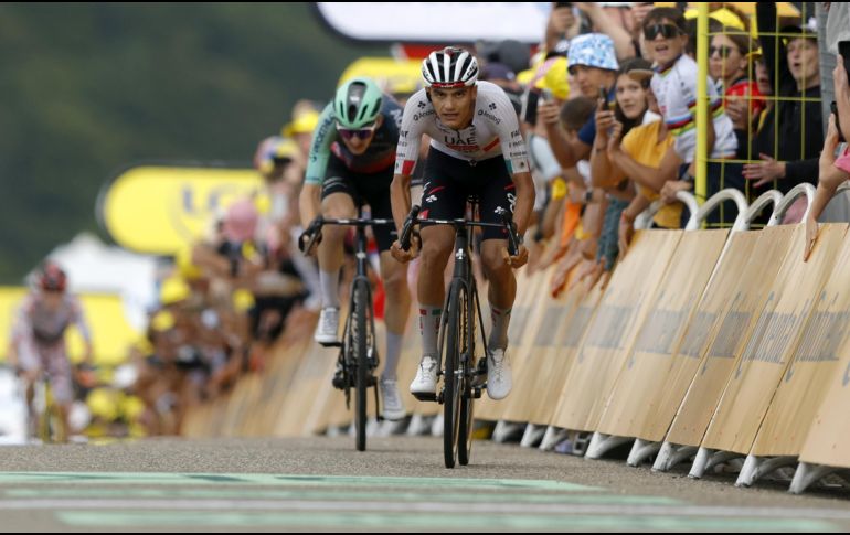 Isaac del Toro tuvo una destacada actuación en la etapa de montaña del Tour de Francia y ahora buscará mantener su posición entre los mejores de la clasificación general. EFE/G. Horcajuelo
