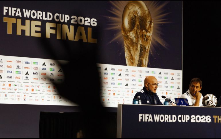 El entrenador español Luis de la Fuente responde a preguntas durante la rueda de prensa de los finalistas del Mundial. EFE/O. Fedorova
