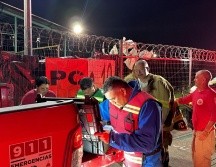 Personal de Protección Civil y Bomberos de Tlajomulco realizó la evacuación de los habitantes de la zona entre 400 y 500 metros del punto de la fuga. ESPECIAL/UEPCBJ
