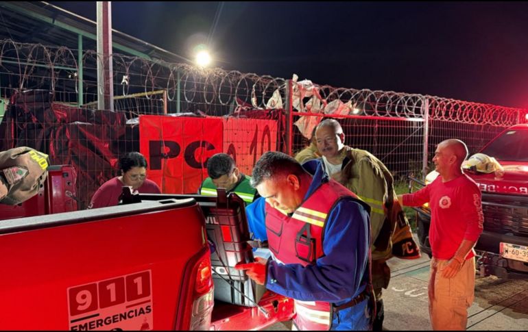 Personal de Protección Civil y Bomberos de Tlajomulco realizó la evacuación de los habitantes de la zona entre 400 y 500 metros del punto de la fuga. ESPECIAL/UEPCBJ