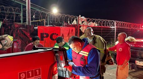 Personal de Protección Civil y Bomberos de Tlajomulco realizó la evacuación de los habitantes de la zona entre 400 y 500 metros del punto de la fuga. ESPECIAL/UEPCBJ