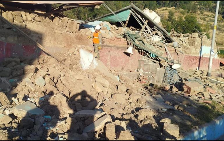 Fotografía cedida este domingo por el Ministerio de Defensa de Perú que muestra a un integrante de las Fuerzas Armadas removiendo escombros tras un sismo en la provincia de Chupaca, en la región de Junín (Perú). EFE/ Ministerio de Defensa de Perú