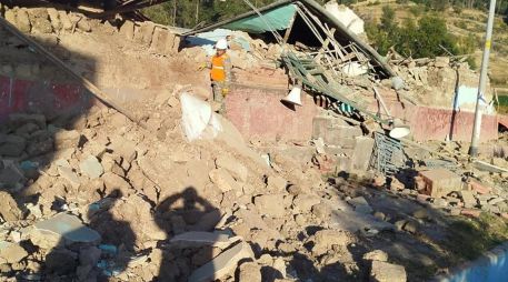 Fotografía cedida este domingo por el Ministerio de Defensa de Perú que muestra a un integrante de las Fuerzas Armadas removiendo escombros tras un sismo en la provincia de Chupaca, en la región de Junín (Perú). EFE/ Ministerio de Defensa de Perú