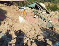 Fotografía cedida este domingo por el Ministerio de Defensa de Perú que muestra a un integrante de las Fuerzas Armadas removiendo escombros tras un sismo en la provincia de Chupaca, en la región de Junín (Perú). EFE/ Ministerio de Defensa de Perú