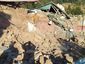 Fotografía cedida este domingo por el Ministerio de Defensa de Perú que muestra a un integrante de las Fuerzas Armadas removiendo escombros tras un sismo en la provincia de Chupaca, en la región de Junín (Perú). EFE/ Ministerio de Defensa de Perú