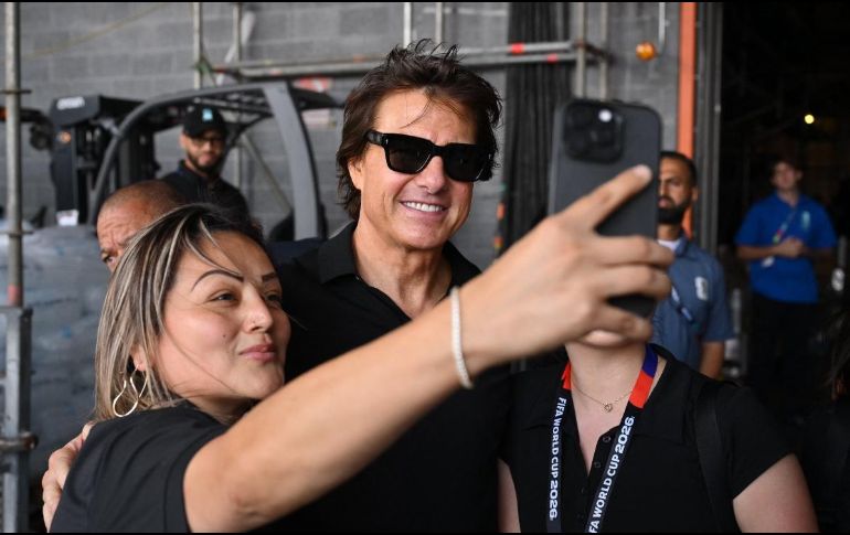 El actor y productor estadounidense Tom Cruise se toma una selfie con una aficionada a su llegada para asistir a la Final. AFP / A. Weiss